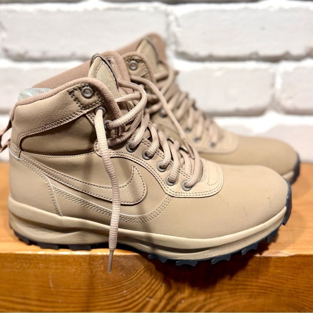 Nike Manoadome Boots Men’s 7.5 Tan Stone Leather Hiker Combat Boots Gently Worn